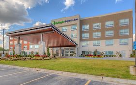 Holiday Inn Express & Suites Tulsa Midtown